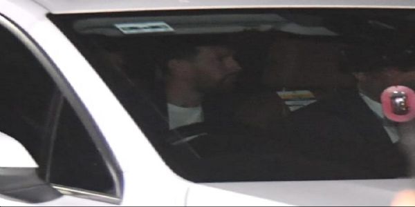 एयरपोर्ट से बाहर निकलते लियोनेल मेसी एयरपोर्ट से बाहर निकलते लियोनेल मेसी