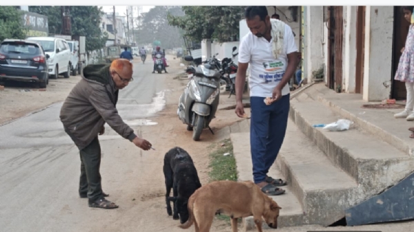 कुत्ते को इंजेक्शन लगाते हुए डाक्टर। कुत्ते को इंजेक्शन लगाते हुए डाक्टर।