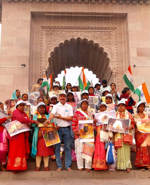 धाम के लोकार्पण पर गंगाद्वार से आरती उतारते लोग धाम के लोकार्पण पर गंगाद्वार से आरती उतारते लोग