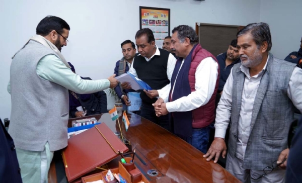 मुख्यमंत्री नायब सैनी से मुलाकात करते प्रतिनिधिमंडल के सदस्य।