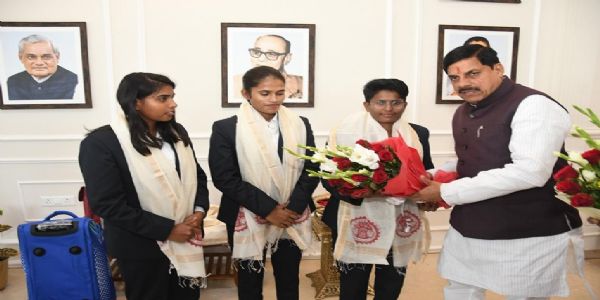 मुख्यमंत्री डॉ. मोहन यादव से टी20 वर्ल्ड कप क्रिकेट( ब्लाइंड) की तीन महिला खिलाड़ियों ने भेंट की मुख्यमंत्री डॉ. मोहन यादव से टी20 वर्ल्ड कप क्रिकेट( ब्लाइंड) की तीन महिला खिलाड़ियों ने भेंट की