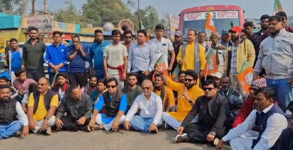 विरोध प्रदर्शन करते भाजपा नेताओं कार्यकर्ता विरोध प्रदर्शन करते भाजपा नेताओं कार्यकर्ता