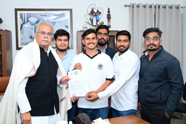 नवीन विधानसभा भवन का नाम ‘मिनी माता के नाम पर रखे जाने की माँग को लेकर सतनामी समाज के युवा ज्ञापन सौंपते हुए नवीन विधानसभा भवन का नाम ‘मिनी माता के नाम पर रखे जाने की माँग को लेकर सतनामी समाज के युवा ज्ञापन सौंपते हुए