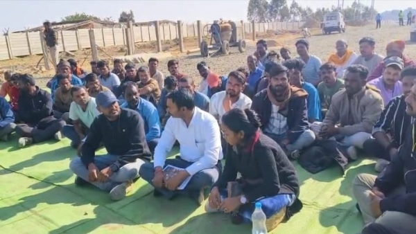 विरोध प्रदर्शन करते ग्रमीण् विरोध प्रदर्शन करते ग्रमीण्