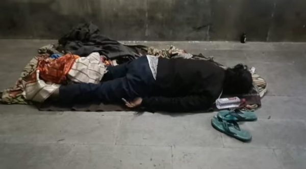 बिजुरी रेलवे स्टेशन के प्लेटफार्म पर पडा सफाई कर्मी का शव बिजुरी रेलवे स्टेशन के प्लेटफार्म पर पडा सफाई कर्मी का शव