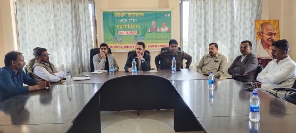 टैक्सी चालकों की बैठक में एसडीएम टैक्सी चालकों की बैठक में एसडीएम