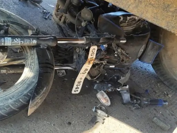 दुर्घटना में ट्रैक्टर में फसी बाईक दुर्घटना में ट्रैक्टर में फसी बाईक