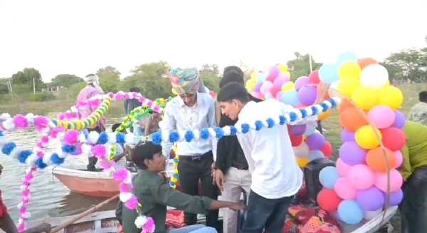 तालाब की लहरों पर सजी बारात, नावों में बैठकर दूल्हा पहुंचा ससुराल तालाब की लहरों पर सजी बारात, नावों में बैठकर दूल्हा पहुंचा ससुराल