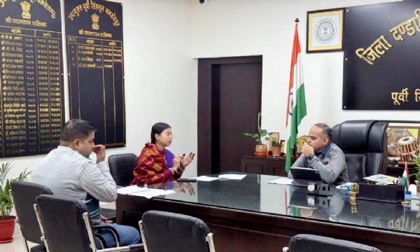 उपायुक्त कर्ण सत्यार्थी से मुलाकात करती विधायक पूर्णिमा साहू उपायुक्त कर्ण सत्यार्थी से मुलाकात करती विधायक पूर्णिमा साहू