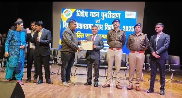 सम्मानित करते जिलाधिकारी सम्मानित करते जिलाधिकारी