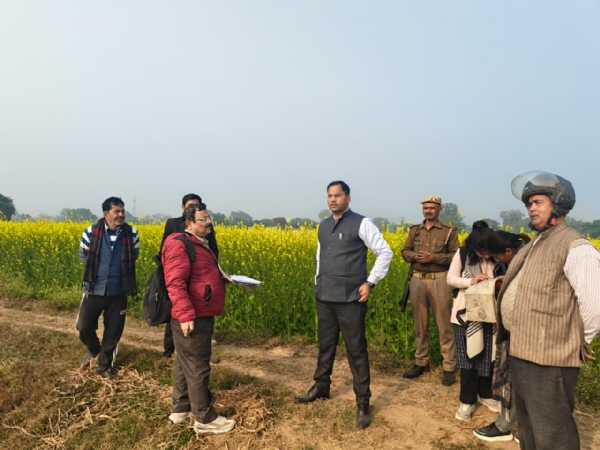 जमीन पर पहुंच कर जांच करते एसडीएम व अन्य जमीन पर पहुंच कर जांच करते एसडीएम व अन्य