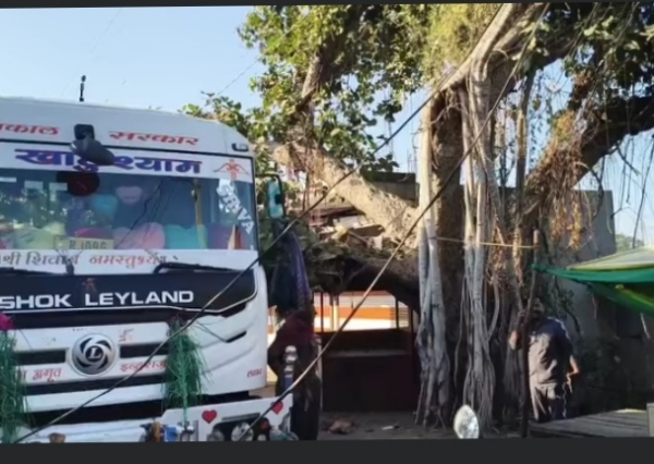 परवलिया चौराहे पर दुर्घटना परवलिया चौराहे पर दुर्घटना