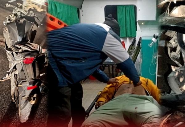 दुर्घटनास्थल पर क्षतिग्रस्त मोटरसाइकिल और व्यक्ति दुर्घटनास्थल पर क्षतिग्रस्त मोटरसाइकिल और व्यक्ति