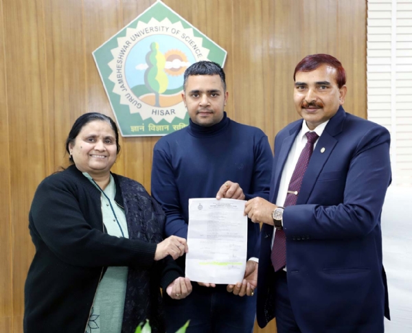 डा. नवदीप मोर को बधाई देते कुलपति प्रो. नरसी राम बिश्नोई। डा. नवदीप मोर को बधाई देते कुलपति प्रो. नरसी राम बिश्नोई।