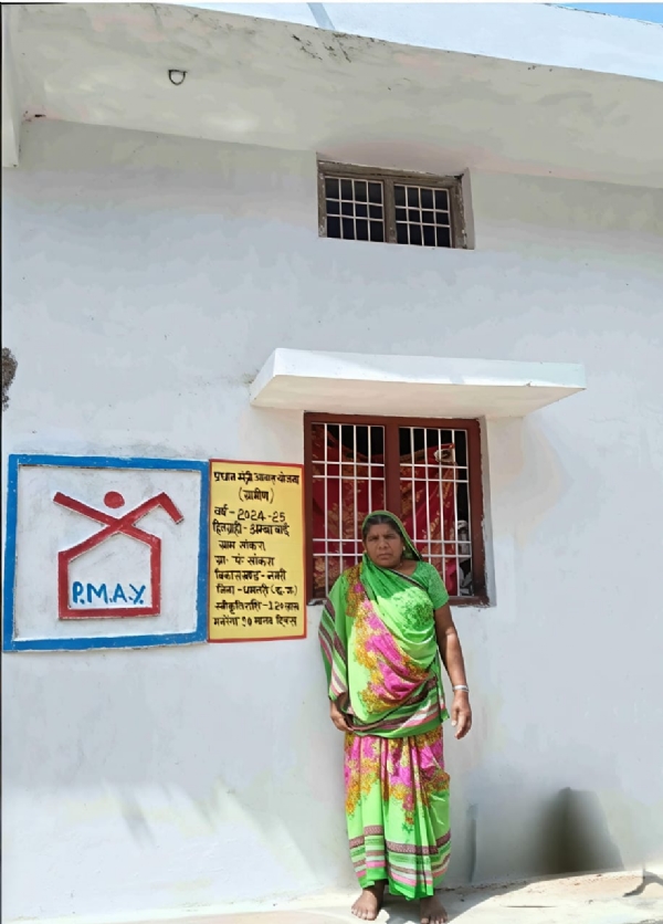 पीएम आवास के सामने खड़ी हुई हितग्राही महिला। पीएम आवास के सामने खड़ी हुई हितग्राही महिला।