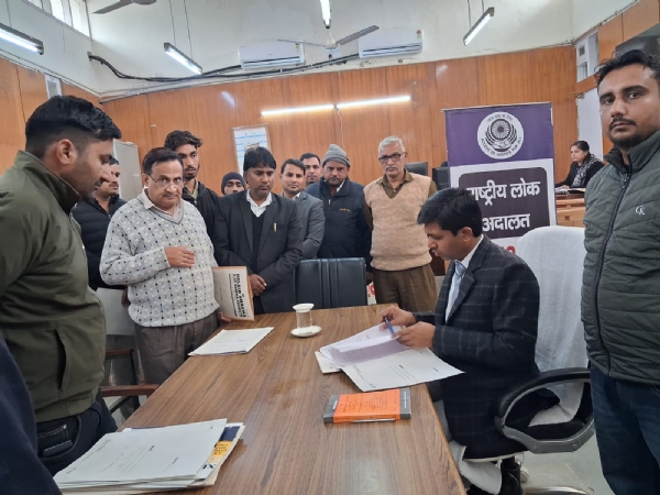 मामलो का निपटान करते हुए अदालत। मामलो का निपटान करते हुए अदालत।