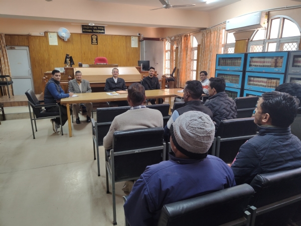 राष्ट्रीय लोक अदालत के दौरान सुनवाई करते हुए। राष्ट्रीय लोक अदालत के दौरान सुनवाई करते हुए।