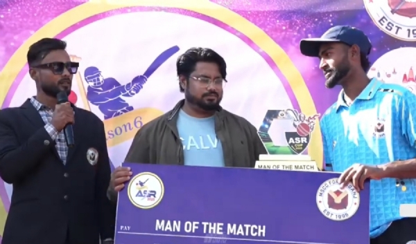 अररिया फोटो:पटना के सोनू शर्मा मैन ऑफ द मैच का अवॉर्ड लेते अररिया फोटो:पटना के सोनू शर्मा मैन ऑफ द मैच का अवॉर्ड लेते