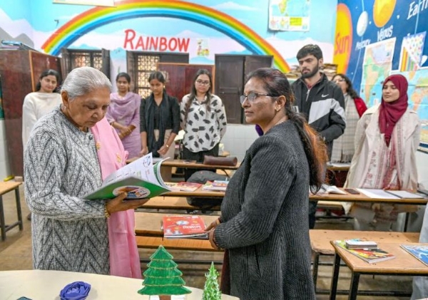 किशोर गृह का निरीक्षण करती राज्यपाल आनंदीबेन पटेल किशोर गृह का निरीक्षण करती राज्यपाल आनंदीबेन पटेल