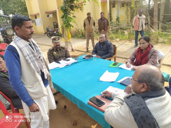 हलिया थाना परिसर में समाधान दिवस पर फरियाद सुनती एडीएम नमामि गंगे विजेता।