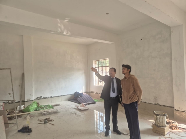 भवन का निरीक्षण करते जिलाधिकारी भवन का निरीक्षण करते जिलाधिकारी