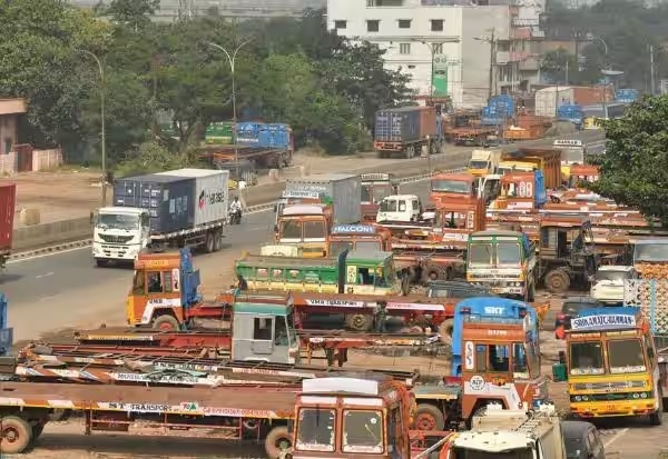 लॉरीज हड़ताल का चौथा दिन लॉरीज हड़ताल का चौथा दिन