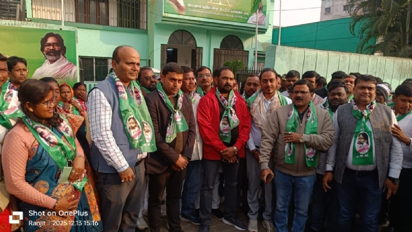 झामुमो के विनोद पांडेय के साथ मोर्चा में शामिल होनेवाले कार्यकर्तागण झामुमो के विनोद पांडेय के साथ मोर्चा में शामिल होनेवाले कार्यकर्तागण