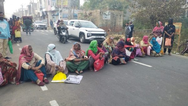 रामपुरा रोड पर जाम लगाए महिलाएं। रामपुरा रोड पर जाम लगाए महिलाएं।