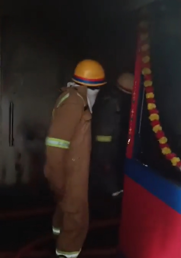 आग बुझाते हुए दमकलकर्मी आग बुझाते हुए दमकलकर्मी