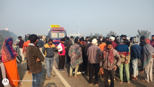 घटना के बाद ओवर व्रिज पर लगी जाम घटना के बाद ओवर व्रिज पर लगी जाम