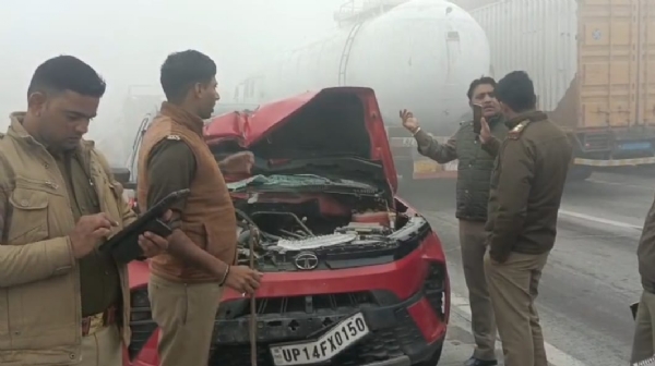 घने कोहरे के चलते ईस्टर्न पेरीफेरल हाईवे पर दर्जन भर से ज्यादा वाहन सीरीज में टकराए घने कोहरे के चलते ईस्टर्न पेरीफेरल हाईवे पर दर्जन भर से ज्यादा वाहन सीरीज में टकराए
