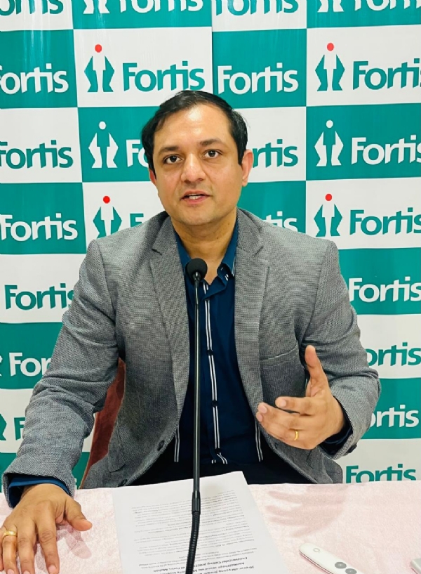 मंडी में पत्रकारों से बात करते हुए डा. विवेक अग्रवाल। मंडी में पत्रकारों से बात करते हुए डा. विवेक अग्रवाल।