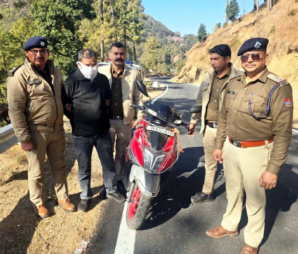 पुलिस की गिरफ्त में स्कूटी के साथ पकड़ा गया आरोपित।