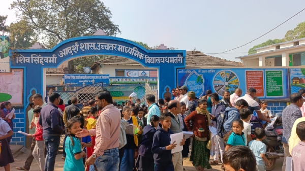 शिव सिंह वर्मा आदर्श शासकीय उमावि स्कूल परीक्षा केंद्र के बाहर बच्चों व पालकों की भीड़। शिव सिंह वर्मा आदर्श शासकीय उमावि स्कूल परीक्षा केंद्र के बाहर बच्चों व पालकों की भीड़।