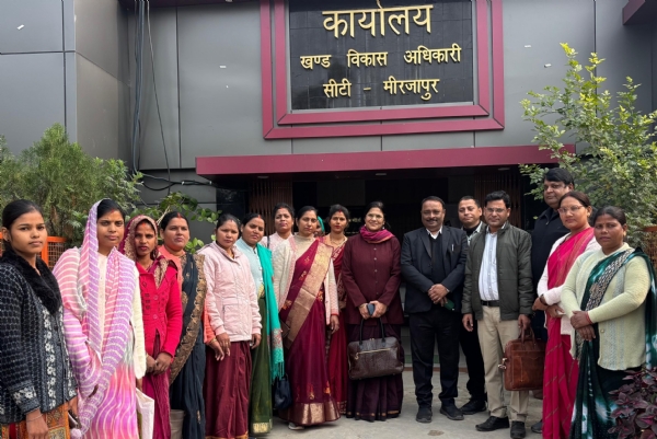 विकास खण्ड सिटी कार्यालय पर महिलाओं के साथ सर्वे टीम का नेतृत्व कर रहीं प्रोफेसर पूनम कुमारी व अन्य।