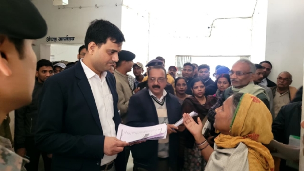 निरिक्षण करते हुए अधिकारी निरिक्षण करते हुए अधिकारी