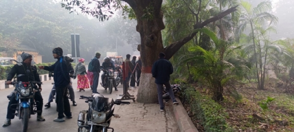 घटना स्थल पर जुटे लोग घटना स्थल पर जुटे लोग