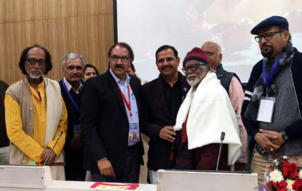 प्रसिद्ध चित्रकारों को शॉल ओढ़ाकर स्वागत करते चित्रकार राजेश जांगड़ा। प्रसिद्ध चित्रकारों को शॉल ओढ़ाकर स्वागत करते चित्रकार राजेश जांगड़ा।