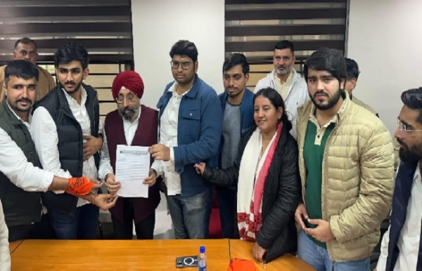 अभाविप अध्यक्ष के साथ प्रदेश मंत्री सार्थक शर्मा परीक्षा नियंत्रक को ज्ञापन सौंपते हुए। अभाविप अध्यक्ष के साथ प्रदेश मंत्री सार्थक शर्मा परीक्षा नियंत्रक को ज्ञापन सौंपते हुए।