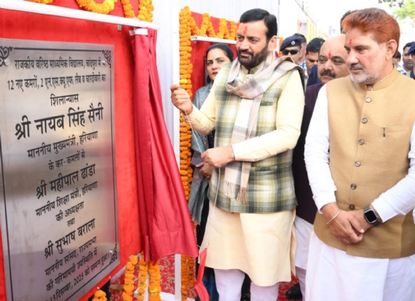 फतेहाबाद। विकास परियोजनाओं का शिलान्यास करते सीएम नायब सिंह सैनी। फतेहाबाद। विकास परियोजनाओं का शिलान्यास करते सीएम नायब सिंह सैनी।