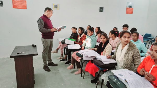 उत्तर प्रदेश कौशल विकास मिशन के सहायक निदेशक आशीष कुमार प्रशिक्षण केंद्र का निरीक्षण कर विभागीय अधिकारियों को निर्देश देते हुए। उत्तर प्रदेश कौशल विकास मिशन के सहायक निदेशक आशीष कुमार प्रशिक्षण केंद्र का निरीक्षण कर विभागीय अधिकारियों को निर्देश देते हुए।