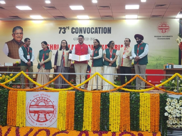 पीएचडी की उपाधि ग्रहण करते हुए दीपक ठाकुर। पीएचडी की उपाधि ग्रहण करते हुए दीपक ठाकुर।