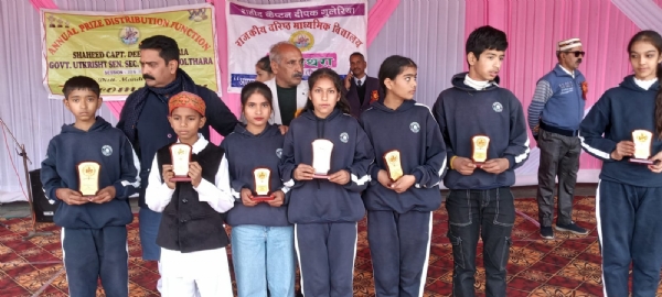 वार्षिक पारितोषिक वितरण समारोह के दौरान बच्चों के साथ विधायक चंद्रशेखर। वार्षिक पारितोषिक वितरण समारोह के दौरान बच्चों के साथ विधायक चंद्रशेखर।