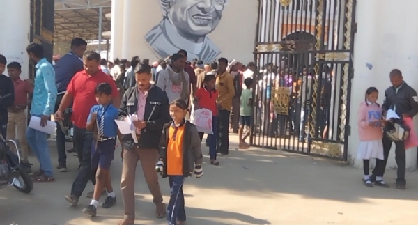 परीक्षा केंद्र के बाहर बच्चे व परिजन। परीक्षा केंद्र के बाहर बच्चे व परिजन।