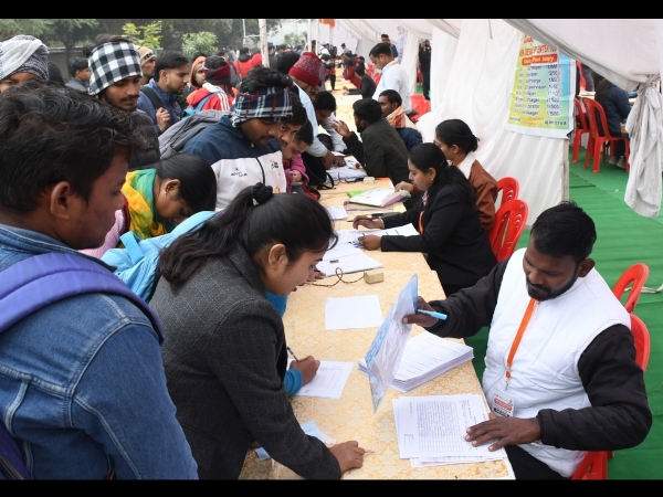 काशी रोजगार महाकुंभ में आये हुए अभ्यार्थी काशी रोजगार महाकुंभ में आये हुए अभ्यार्थी