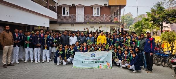 पौधों के साथ छात्र सहित अन्‍य