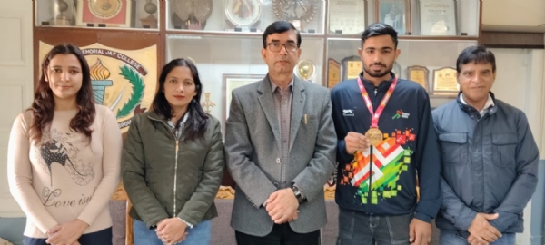 छात्र अंकित का स्वागत करते प्राचार्य व अन्य स्टाफ सदस्य। छात्र अंकित का स्वागत करते प्राचार्य व अन्य स्टाफ सदस्य।