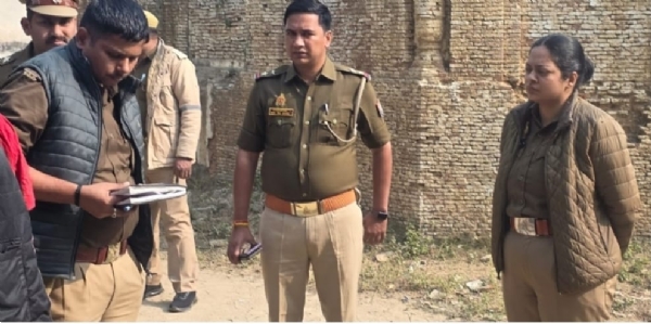 छापा मारती पुलिस,मौजूद ईरानी महिलाएं छापा मारती पुलिस,मौजूद ईरानी महिलाएं