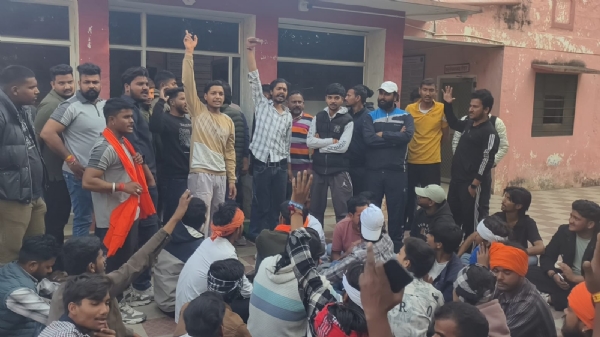 बजरंग दल कार्यकर्ताओं पर हमले के विरोध में सैकड़ों कार्यकर्ताओं ने पुलिस थाने का किया घेराव बजरंग दल कार्यकर्ताओं पर हमले के विरोध में सैकड़ों कार्यकर्ताओं ने पुलिस थाने का किया घेराव