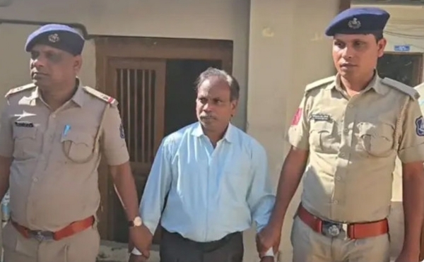 धर्म परिवर्तन कराते पकड़ा डॉक्टर धर्म परिवर्तन कराते पकड़ा डॉक्टर